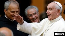 El Papa Francisco visita a los sacerdotes en la iglesia de Saint Agostino, en Roma.