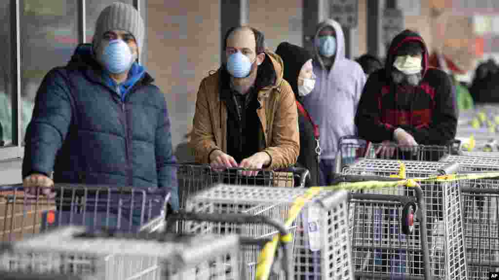 En Chelsea, Massachusetts, todos utilizan también los tapabocas mientras aguardan fuera de los supermercados a la espera del turno para realizar sus compras.