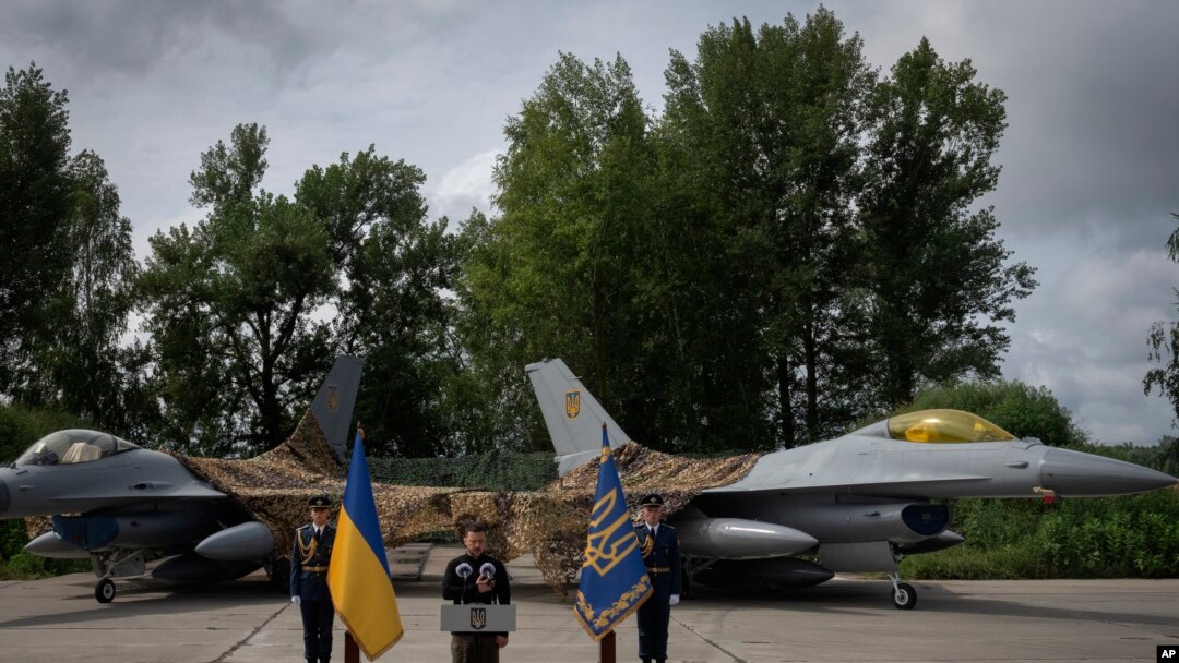 Predsednik Ukrajine Volodimir Zelenski ispred američkog aviona F16, negde u Ukrajini, 4. avgust, 2024. (Foto: AP/Efrem Lukatsky)