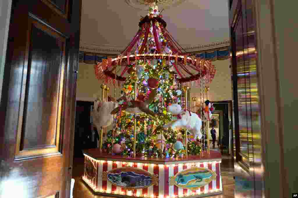 Un árbol rodeado de un carrusel hace parte de la decoración de uno de los salones de la Casa Blanca.