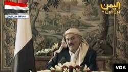 Presiden Yaman Ali Abdullah Saleh saat memberikan pidato melalui televisi dari Riyadh, Saudi Arabia (16/8).