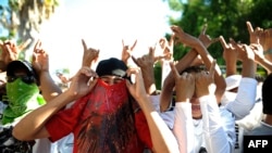 Les membres du gang MS-13 lors d'une manifestation, à Ilopango, dans la banlieue de San Salvador, le 22 janvier 2013.