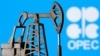Foto ilustrasi yang menunjukkan gambar pompa minyak tiga dimensi yang berada di depan logo OPEC. Foto diambil pada 14 April 2020. (Foto: Reuters/Dado Ruvic)