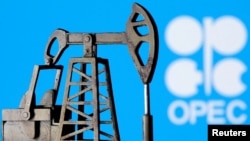 Foto ilustrasi yang menunjukkan gambar pompa minyak tiga dimensi yang berada di depan logo OPEC. Foto diambil pada 14 April 2020. (Foto: Reuters/Dado Ruvic)