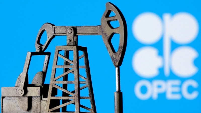 La OPEP+ acuerda pequeño recorte en la producción de petróleo para impulsar precios