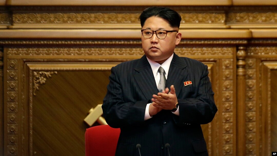 북한 김정은 국방위원회 제1위원장이 9일 평양 4.25 문화회관에서 열린 노동당 대회에서 박수를 치고 있다. 북한은 이 날 처음으로 소수 외신 기자들의 대회장 내 입장을 허용했다.