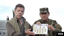 Presiden Kolombia, Juan Manuel Santos bersama seorang komandan militer Kolombia (4/7).