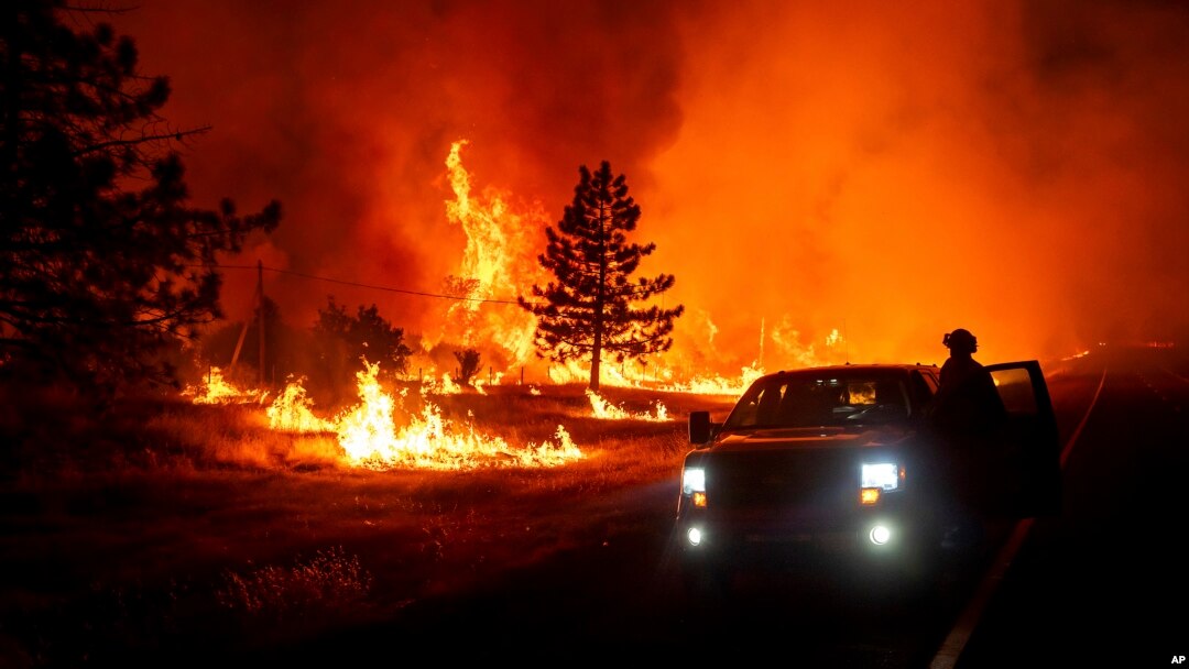 Las llamas arden mientras el incendio Park salta la autopista 36 cerca de Paynes Creek en el condado de Tehama, California, el viernes 26 de julio de 2024.