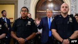 El expresidente de Estados Unidos Donald Trump habla con la prensa fuera de la sala del tribunal de la Corte Suprema del Estado de Nueva York el primer día de su juicio por fraude civil, en la ciudad de Nueva York el 2 de octubre de 2023.