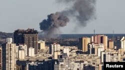 Asap mengepul di pinggiran kota selama serangan rudal Rusia di Kyiv, Ukraina 31 Oktober 2022. (Foto: REUTERS/Vladyslav Sodel)