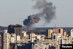 کیف میں روس کے میزائل حملے کے بعد دھوئیں کے بادل بلند ہو رہے ہیں۔ 31 اکتوبر 2022