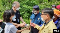 Local police and other officials prevent Voice of the Martyrs Korea, a North Korea-focused NGO, from conducting a launch of rice bottles filled with aid and Bibles toward North Korea, in Incheon, South Korea, June 5, 2020. (William Gallo/VOA)