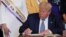 Президент США Дональд Трамп подптсывает помилование Сьюзан Б. Энтони