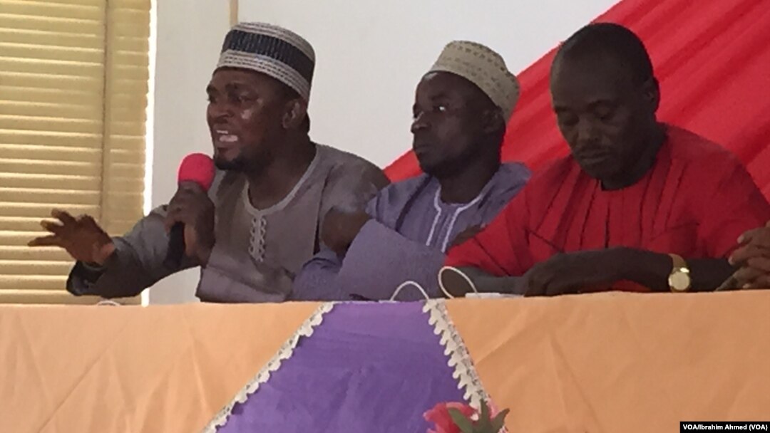 Daga Hagu zuwa Dama: Comrade Danjuma Bello Sarki, Shugaban Matasa na yakin neman zaben gwamna Yero da Bajoga a karkashin tutar jam’iyar PDP a Giwa, jahar Kaduna, da Shugaban Matasan jam’iyar PDP na Kaduna ta tsakiya: da Shugaban Matasan jam’iyar PDP na ja