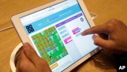 A user learns to build code using an iPad at the Apple store in Stanford, California, Dec. 11, 2013.