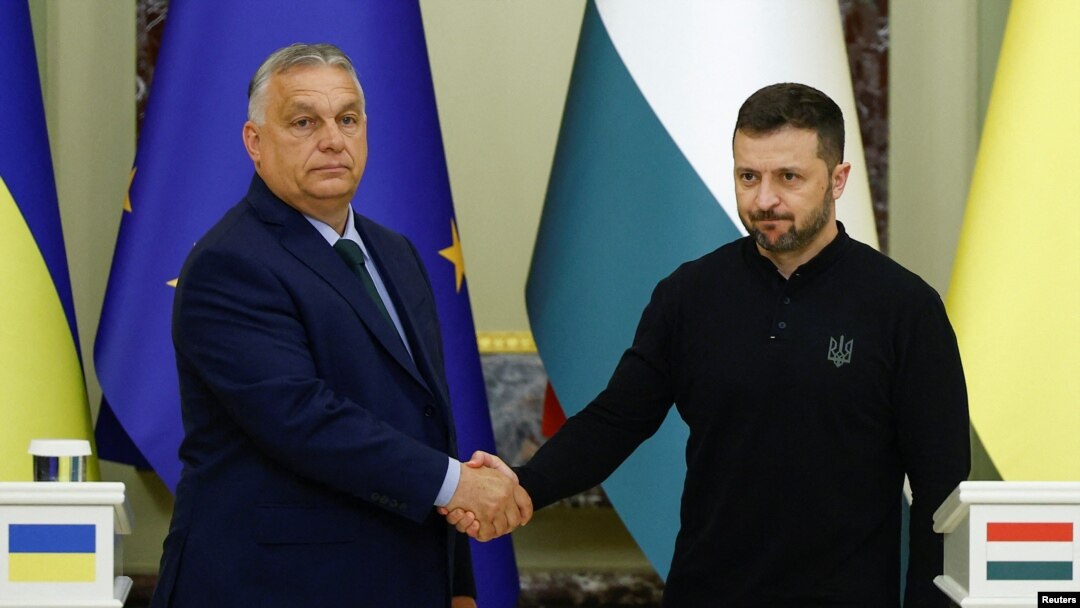 Thủ tướng Hungary Viktor Orban bắt tay Tổng thống Ukraine Volodymyr Zelenskyy hôm 2/7.