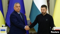 Thủ tướng Hungary Viktor Orban bắt tay Tổng thống Ukraine Volodymyr Zelenskyy hôm 2/7.