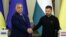 Thủ tướng Hungary Viktor Orban bắt tay Tổng thống Ukraine Volodymyr Zelenskyy hôm 2/7.