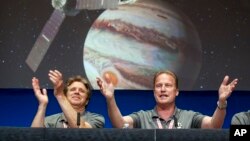 Celebración por la llegada de Juno a Júpiter en el Laboratorio de Propulsión a Chorro de la NASA en Pasadena, California.