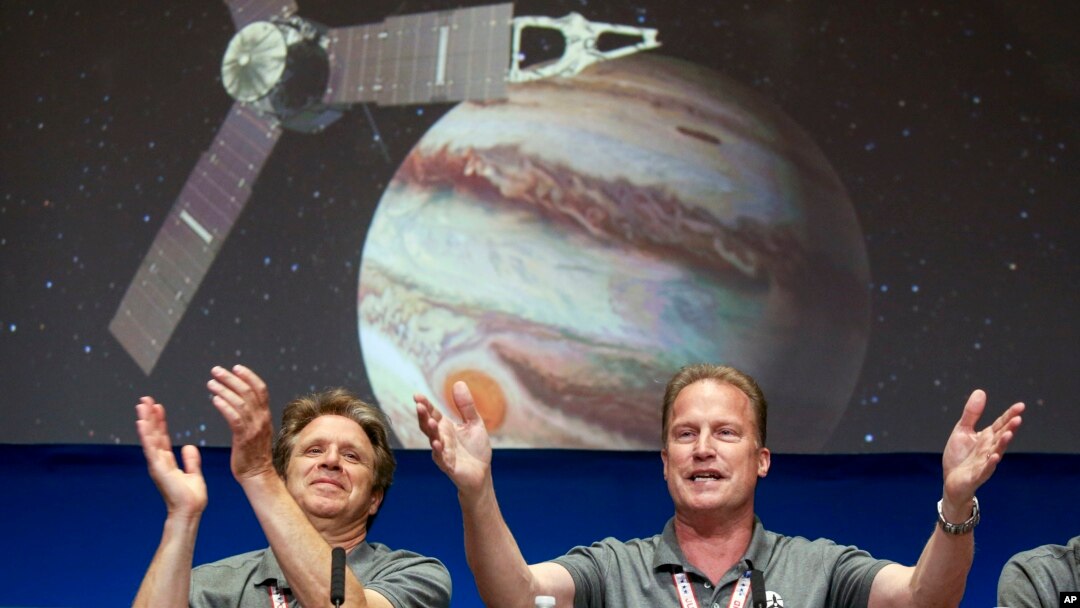 Slavlje u NASA-i posle ulaska sonde u orbitu Jupitera