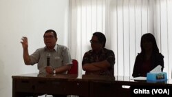 (Ki-Ka) Koordinator Advokasi BPJS Watch Timboel Siregar, Ade Armando, Korban RA, dalam konferensi pers, di Jakarta, Jumat, 28 Desember 2018. (Foto: VOA/Ghita)