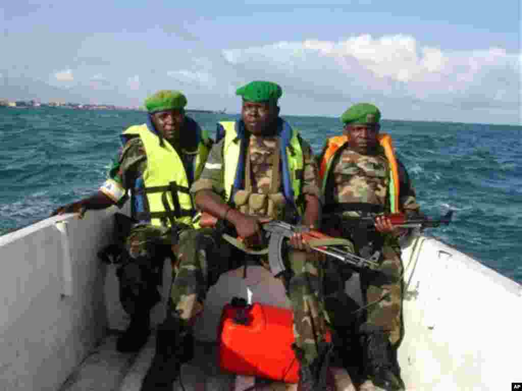 Wanajeshi wa jeshi la kulinda amani Somalia AMOSOM wakilinda eneo la pwani ya Mogadishu.