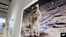 Foto "Buzz" Aldrin berdiri di bulan yang diambil oleh astronot Neil Armstrong, dilelang di Sotheby's, New York, 13 Juli 2017. 