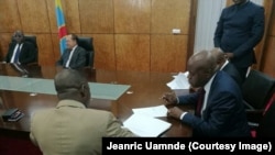 Fidèle Balabala, à droite, secrétaire général adjoint du Mouvement pour la libération du Congo (MLC) signe le document de mise en œuvre de l’accord politique au parlement, à Kinshasa, RDC, 28 avril 2017. (Crédit Jeanric Umande). 