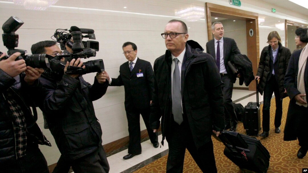 Sekjen PBB urusan Politik Jeffrey Feltman (tengah), tiba di Bandara Internasional Pyongyang, Pyongyang, Korea Utara, 5 Desember 2017.