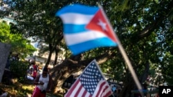 ARCHIVO - Las banderas de EEUU y Cuba ondean en un parque de La Habana, en agosto de 2015, dos antes de la reapertura de la embajada de Washington en la isla.