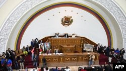 Los diputados de la Asamblea Nacional Bolivariana de Venezuela votan durante una sesión en la Asamblea Nacional en Caracas el 13 de agosto de 2024.