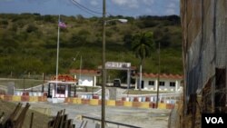 La estación naval utiliza turbinas de viento y generadores diesel para suministrar energía. Los suministros son enviados por agua o aire.