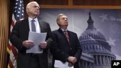 Los senadores John McCain y Lindsay Graham son dos de los 10 senadores que apoyan la propuesta de ley.