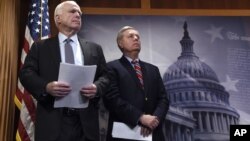 Los senadores McCain y Graham dijeron que la orden ejecutiva que prohibe la entrada de musulmanes a EE.UU. es "una herida auto-infligida en la lucha contra el terrorismo”.
