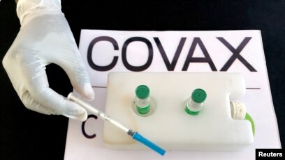 Una enfermera se prepara para administrar la vacuna AstraZeneca / Oxford bajo el esquema COVAX contra la enfermedad del coronavirus (COVID-19) en el Hospital General Eka Kotebe en Addis Abeba, Etiopía el 13 de marzo de 2021.