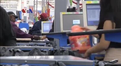 Merosotnya Pemasukan Peritel Besar Pakaian