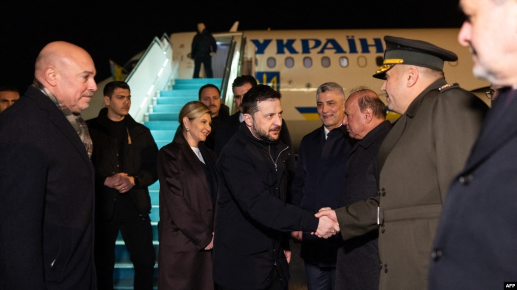 Tổng thống và Đệ nhất phu nhân Ukraine Volodymyr Zelensky và Olena Zelenska khi đến Thổ Nhĩ Kỳ vào tối ngày 17 tháng 2 năm 2025. Ảnh: AFP / Tài khoản X của Volodymyr Zelensky / Tài liệu phát tay