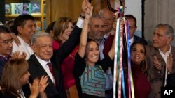 ARCHIVO - El presidente de México, Andrés Manuel López Obrador, entregó en noviembre el bastón de mando simbólico a su escogida, Claudia Sheinbaum, que compite por la sucesión presidencial del país azteca.