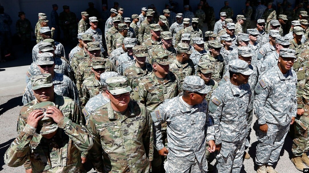 Para tentara Garda Nasional Arizona berbaris untuk bersiap menyambut kedatangan Gubernur Arizona Doug Ducey sebelum mereka berangkat ke perbatasan Meksiko, di Papago Park Military Reservation, 9 April 2018, di Phoenix.