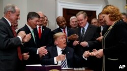 Presidente Trump firma ley en el "Salón Roosevelt" de la Casa Blanca.