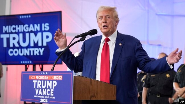 El candidato presidencial republicano, el ex presidente Donald Trump, habla sobre el crimen y la seguridad durante un evento de campaña en la Oficina del Sheriff del Condado de Livingston, el martes 20 de agosto de 2024, en Howell, Michigan.