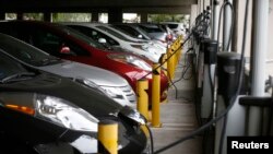 Barisan mobil listrik yang terparkir di garasi Universitas California, Irvine, menerima pengisian daya pada 26 Januari 2015. (Foto: Edison Labs/Reuters/Lucy Nicholson)