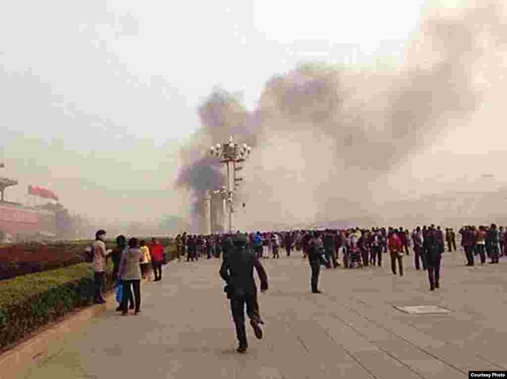 Crowds react to a car accident at Tiananmen Square in Beijing, Oct. 28, 2013. (Image taken from weibo)