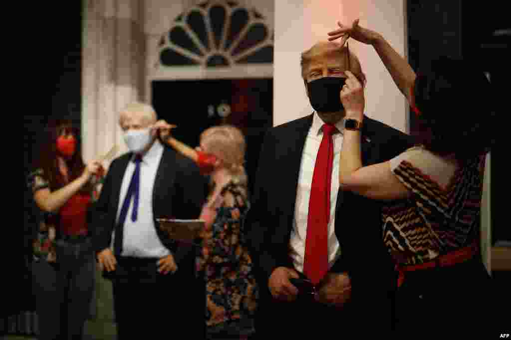 Artists put the finishing touches to wax figures of U.S. President Donald Trump and Britain&#39;s Prime Minister Boris Johnson as Madame Tussauds in Londres, England, prepares to reopen its doors to the public.