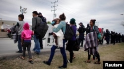 Un grupo de migrantes centroamericanos trata de acceder a un refugio temporal para migrantes en Piedras Blancas, México, el 8 de febrero de 2019.