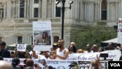 Organizatori procenjuju da je današnjem skupu u Baltimoru protiv brutalnosti policije prisustvovalo preko 10.000 ljudi. 2. maj, 2015.