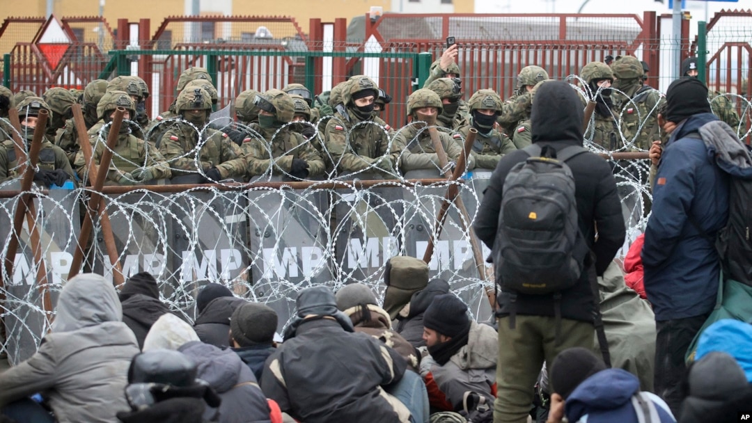 Migran dari Timur Tengah dan tempat lain berkumpul di pos pemeriksaan "Kuznitsa" di perbatasan Belarus-Polandia dekat Grodno, Belarus, Senin, 15 November 2021.