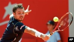 Petenis Stanislas Wawrinka dari Swis harus melakukan reli untuk mengalahkan peringkat ke-85 Blaz Kavcic dari Slovenia dalam dalam babak kedua turnamen Grand Prix Hassan II (foto: Dok). 