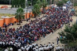 La nueva caravana de migrantes se enfrenta al bloqueo de la policía y el ejército en Vado Hondo, Guatemala, el 17 de enero de 2020.