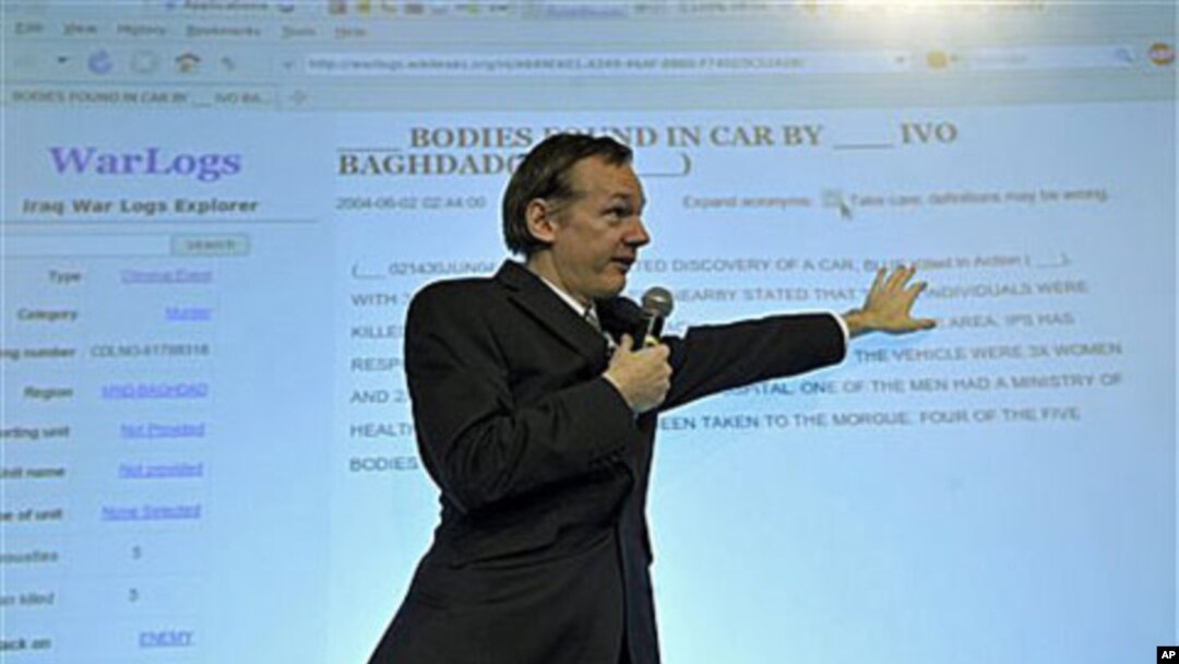 Founder of the WikiLeaks website, Julian Assange, explains a website during a press conference in London, Oct. 23, 2010 (file photo)
